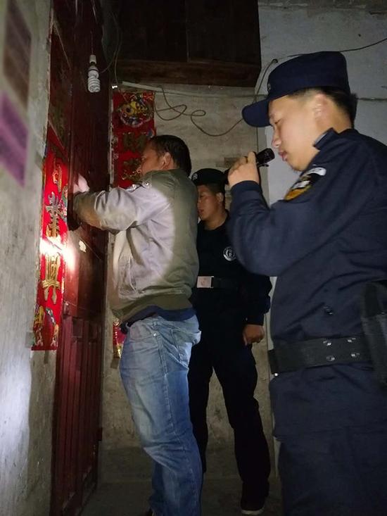 平顶山粗心妈妈误将幼女锁家中 民警全城寻开锁师傅开门